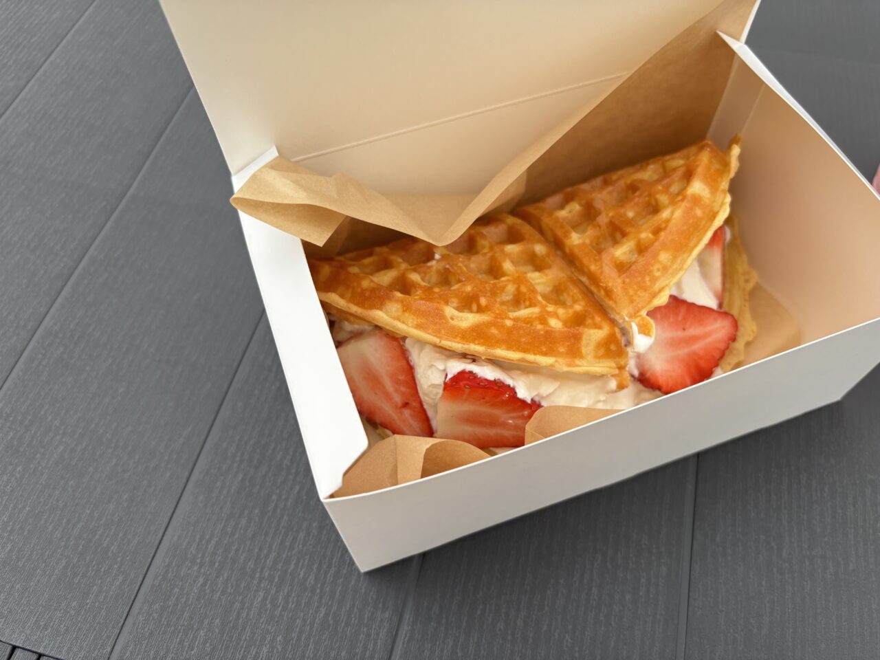 いちごの米粉ワッフルサンド