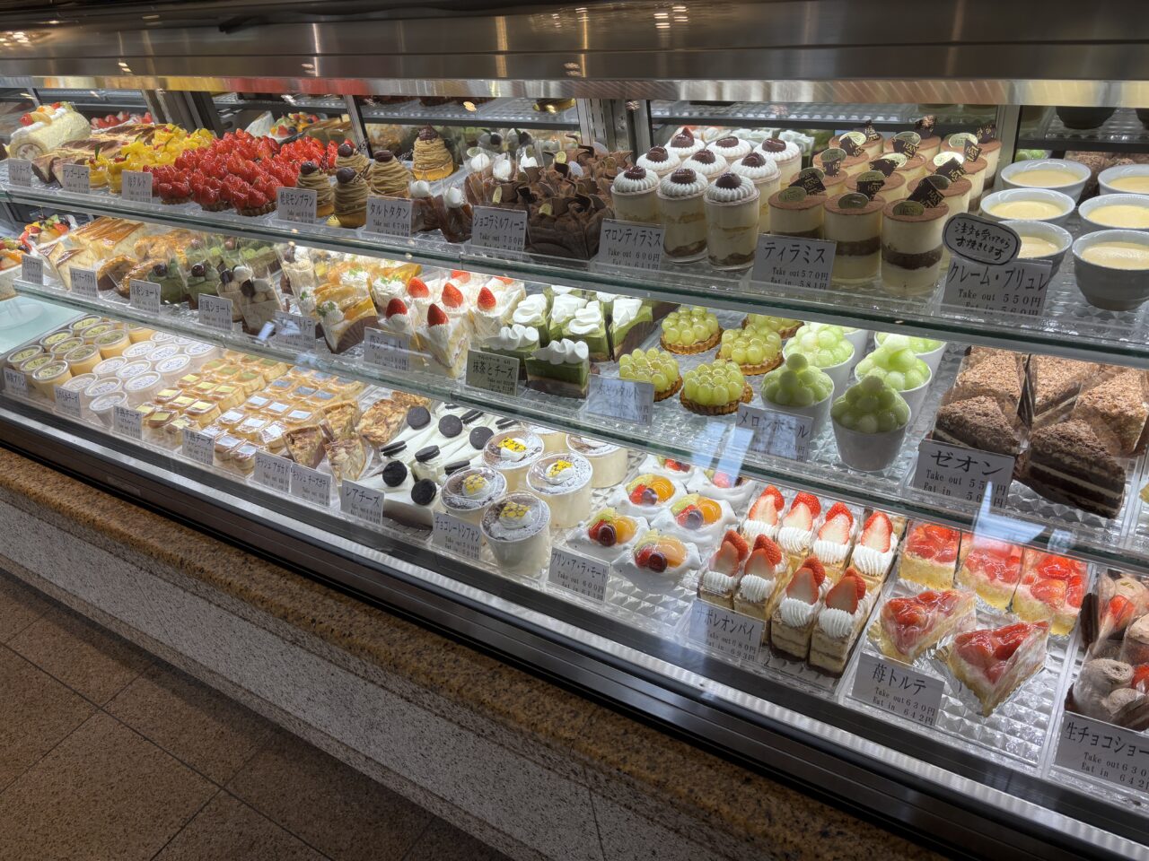 ケーキの入ったショーケース