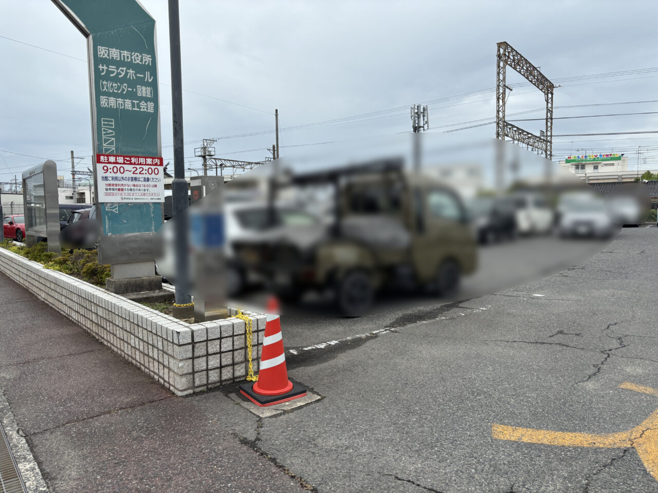 サラダホールの駐車場