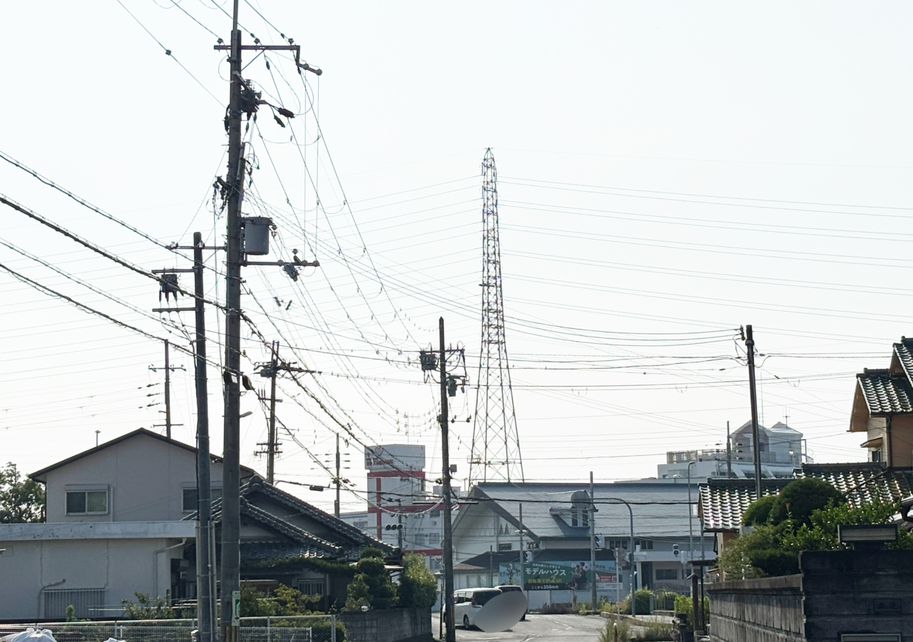 店前の道から26号線方面を見た景色