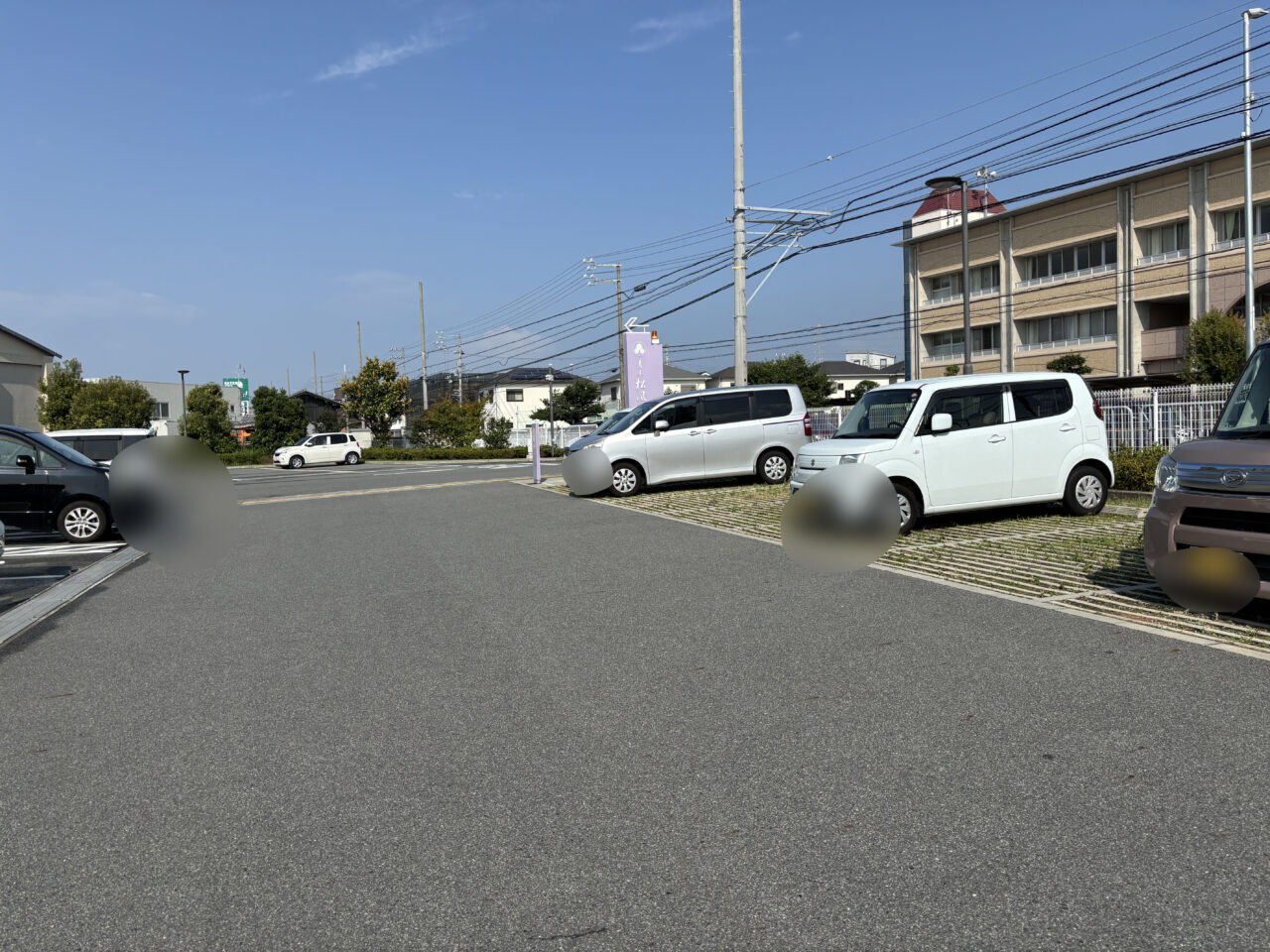 月化粧ファクトリーの駐車場
