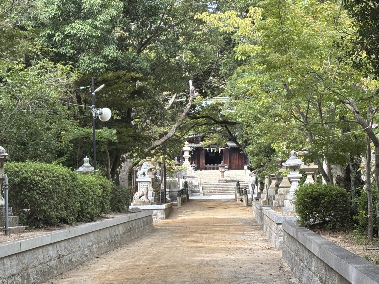 波太神社の拝殿前階段
