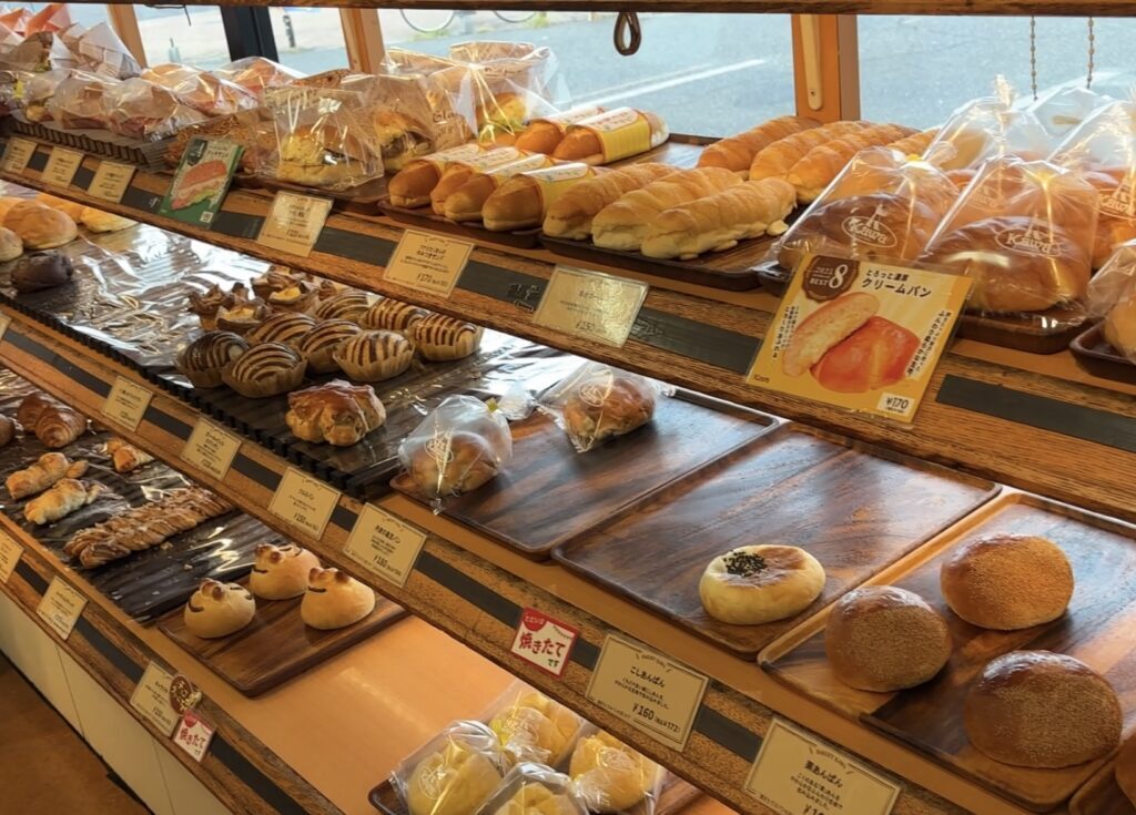 パン工房カワの商品棚