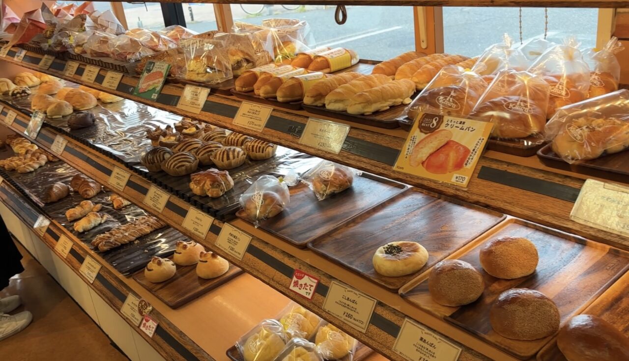 パン工房カワの商品棚