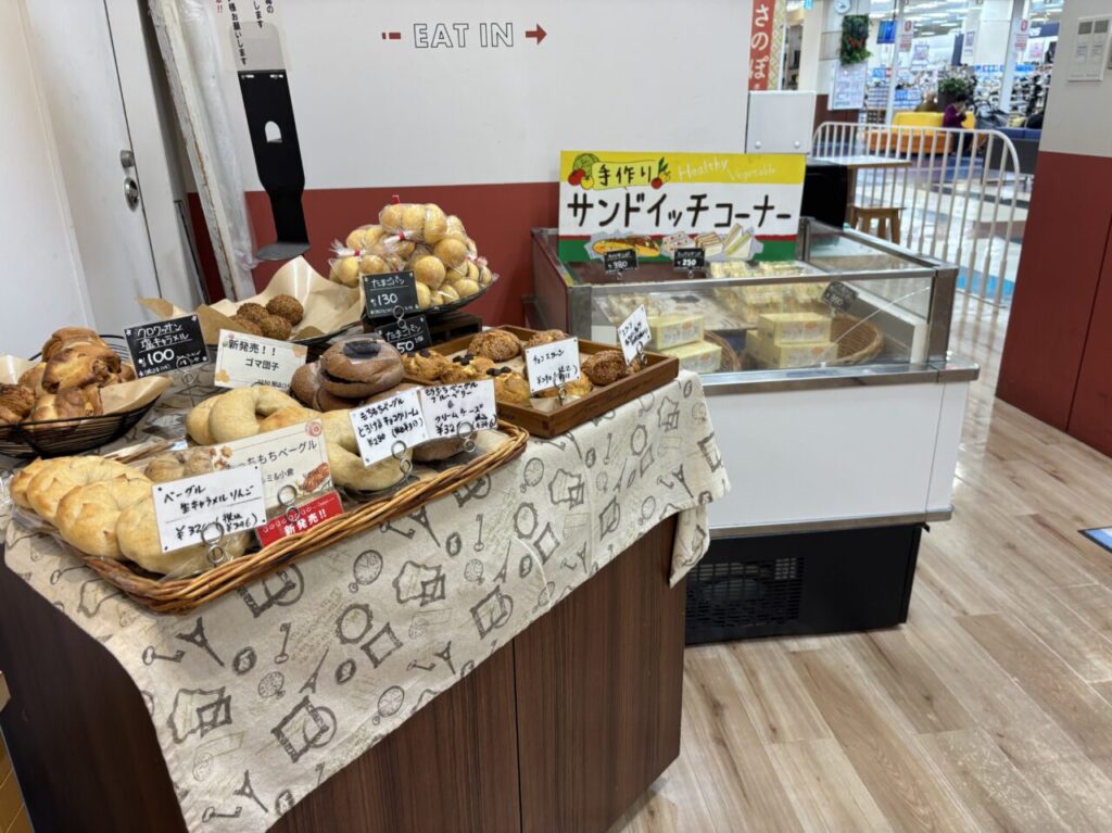 パンが陳列している商品棚