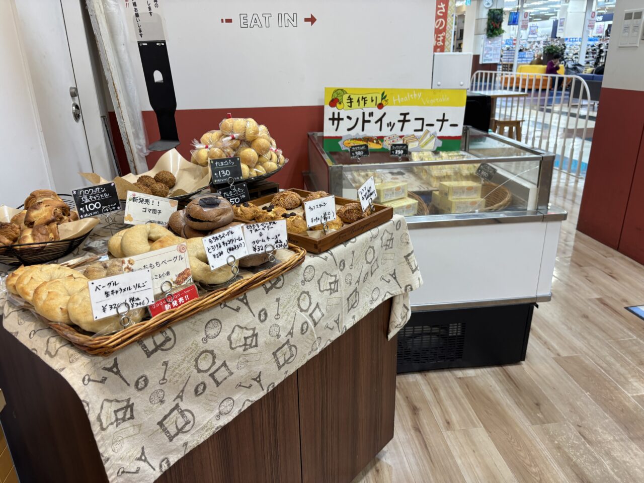 パンが陳列している商品棚