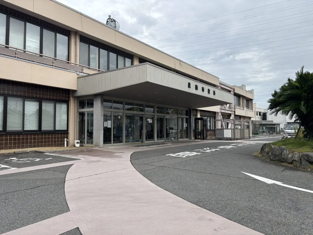 泉南市役所外観