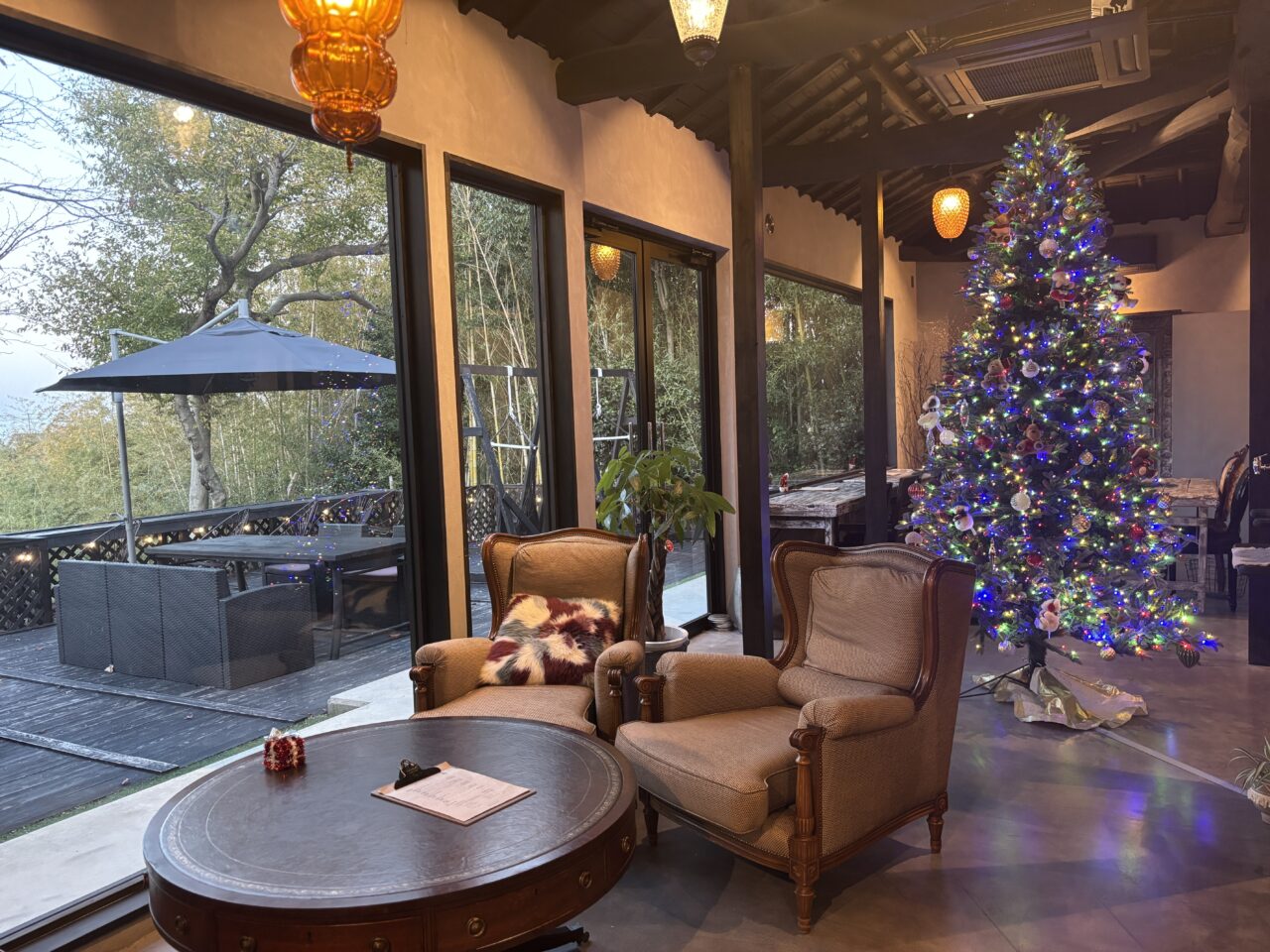 buddiesテラス席と大きなツリー