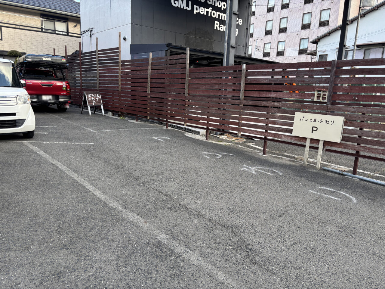 店舗横駐車場