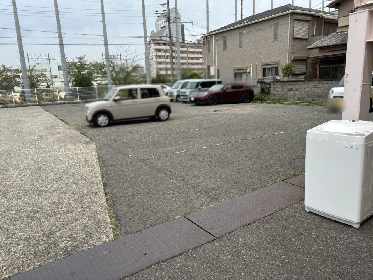 三番館の駐車場