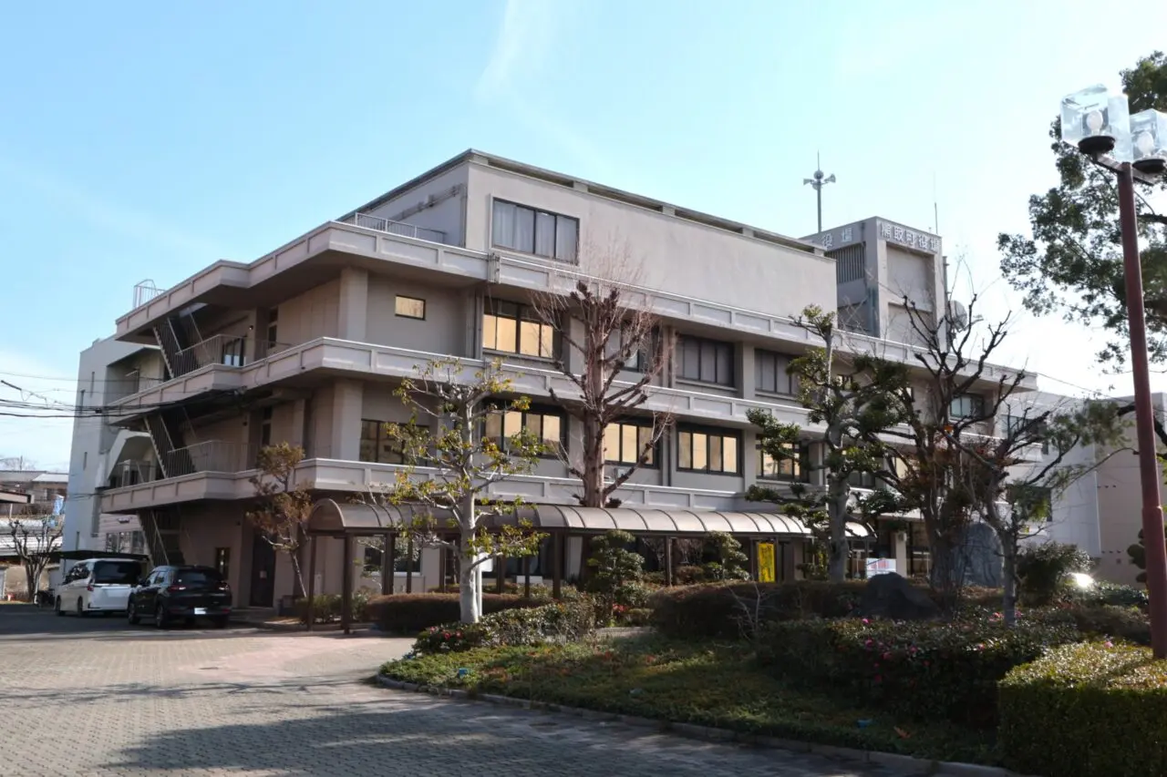 熊取町役場の外観
