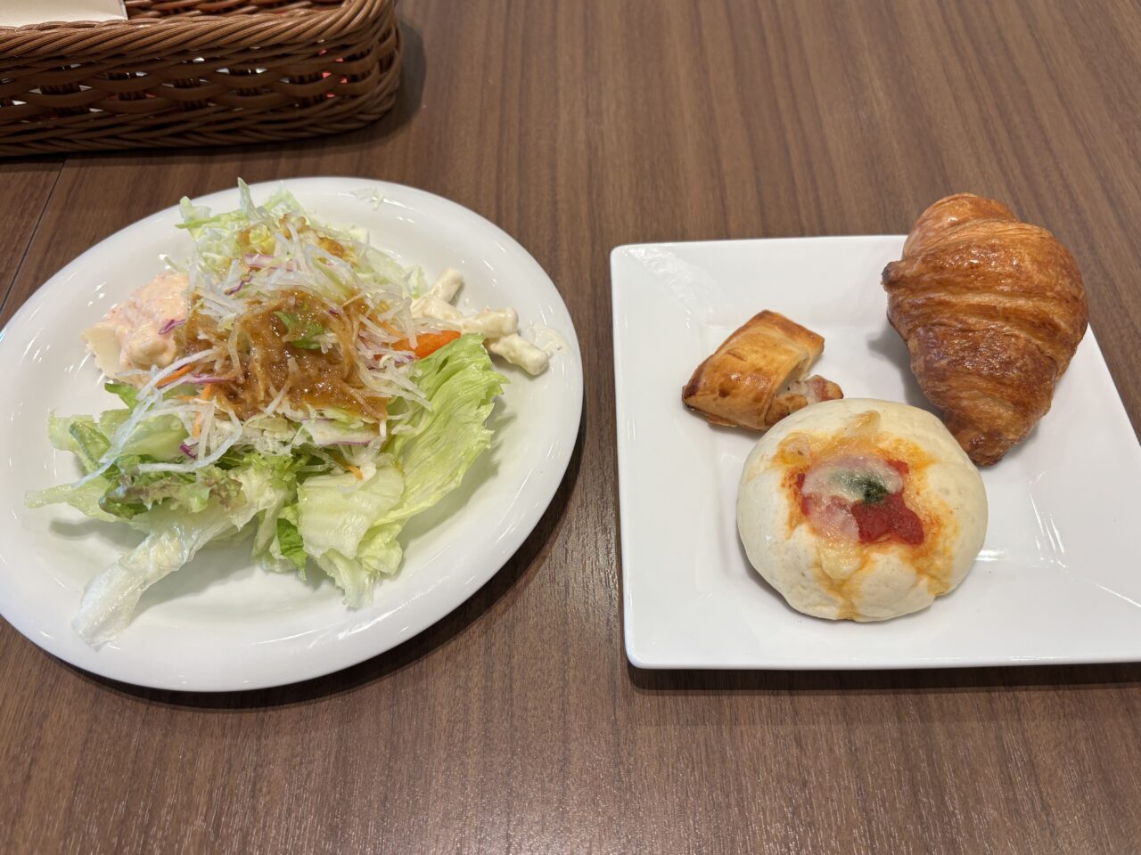 サラダバーとパン