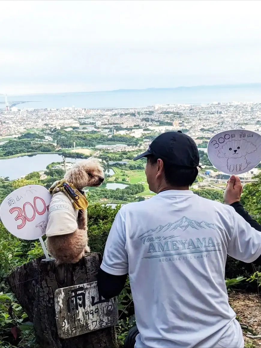 愛犬と着用した雨山Tシャツ